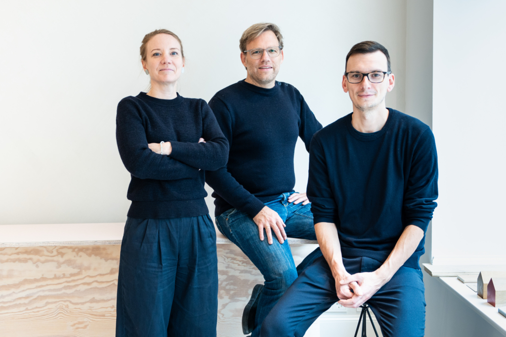 Teambild des Kölner Architekturbüros: Architektur Compagnie. Auf dem Bild sind die drei GründerInnen Sophie Brand, Gunnar Brand und Marcel Salentin zu sehen