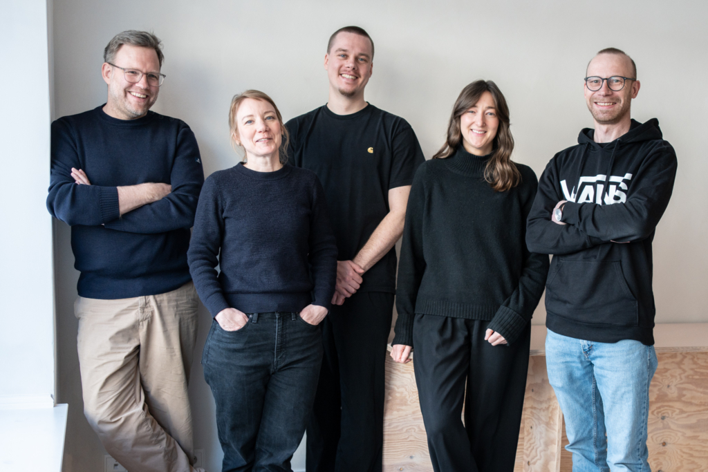 Das Team der Architektur Compagnie aus Köln. Ein Architekturbüro für die besonderen Häuser und die außergewöhnliche Villa Auf dem Bild stehen zwei Architektinnen und drei Architekten. Sie bilden das Team der Architektur Compagnie. Fast alle tragen schwarze Kleidung